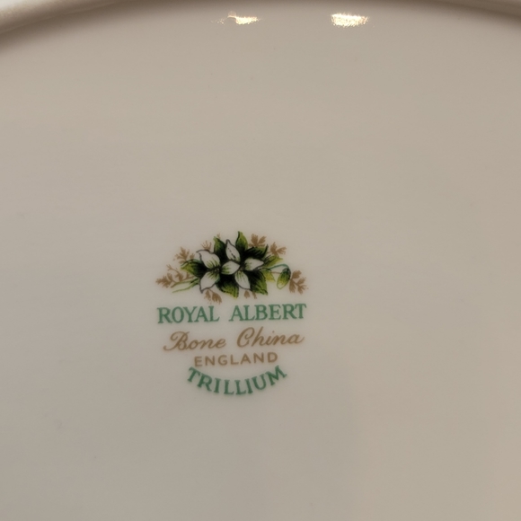 Vintage Royal Albert Cream and Sugar Set. Trillium Pattern. - Picture 8 of 8